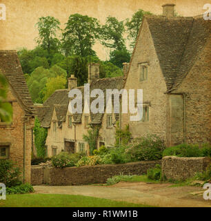 Bibury im Frühjahr. Traditionelle Cotswold Cottages in England, Großbritannien. Foto im Retro-Stil. Papier Textur. Stockfoto