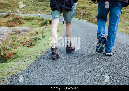 Wanderer auf dem Rundweg im Snowdonia National Park, See Ogwen, Llyn Ogwen, North Wales, UK, National Trust Stockfoto