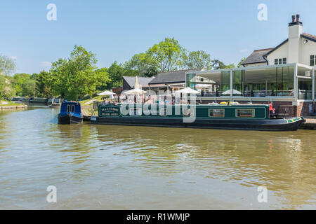 Narrowboats günstig neben einem Kanal ein Pub und ein Restaurant, auf dem Grand Union Canal an Foxton Locks, Foxton, Markt Harborugh, Leicestershire. Großbritannien Stockfoto