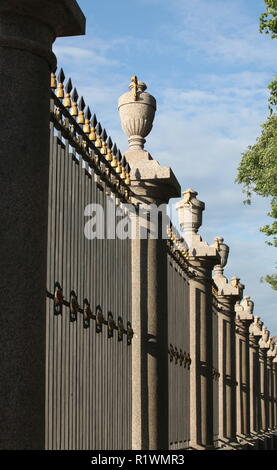 alten Zaun mit Urnen und Vasen im Sommergarten in St. Petersburg Stockfoto