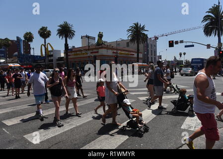 HOLLYWOOD - August 7, 2018: Menschen auf der ganzen Welt berühmten Walk of Fame auf dem Hollywood Blvd. in Hollywood, CA. Stockfoto