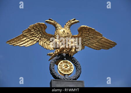 Russische DOUBLE HEADED EAGLE auf Himmel Hintergrund Stockfoto