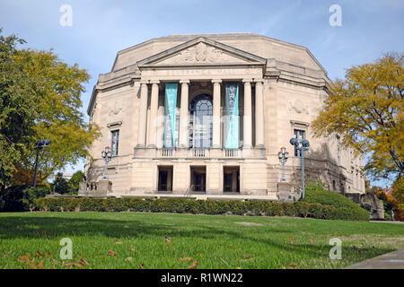 Die historische Severance Hall, das 1931 eröffnet wurde, ist die Heimat des Cleveland Orchestra in Cleveland, Ohio, USA, und ein Wahrzeichen in University Circle. Stockfoto