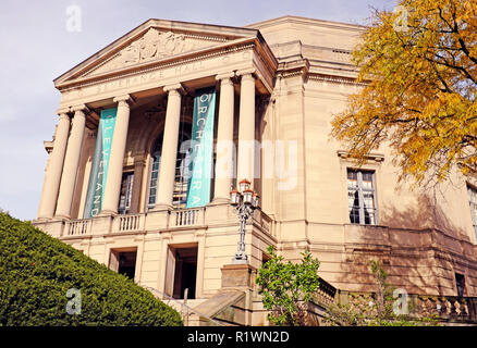 Severance Hall, in der das Cleveland Orchestra, in Cleveland, Ohio, USA mit seiner klassischen Fassade ist durch den Fall farbiges Laub ergänzt. Stockfoto