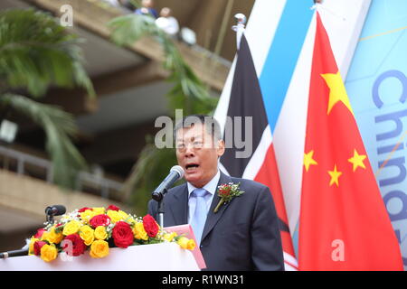 Die chinesische Delegation Leiter der Ausstellung Wang Xiaoguang beobachtet, als er während der Veranstaltung. China und Kenia statt eine industrielle Kapazität Zusammenarbeit Ausstellung in Nairobi, Kenia. Es ging um die Unterzeichnung von bilateralen Kooperationen in den Bereichen der Infrastruktur, in der Produktion und bei Unternehmen haben im afrikanischen Kontinent einschließlich Kenia. Stockfoto