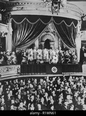 Hitler im Kroll Oper, Berlin (Sitz der Reichstag) 16. März 1935 - Gedenktag für die gefallenen Soldaten in den Krieg - seine NS-Kabinett und Anhänger sind mit ihm auf dem Balkon und einem Hitlergruß Stockfoto