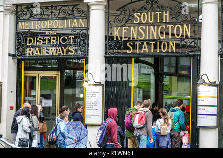 London England, Großbritannien, South Kensington Station, U-Bahn-Station außerhalb der Erde, Eingang, Schild, Eingabe, beschäftigt, Fahrer, Großbritannien GB Englisch Europa, UK180826051 Stockfoto