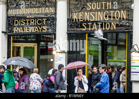 London England, Großbritannien, Großbritannien, Großbritannien, South Kensington Station, U-Bahn, öffentliche Verkehrsmittel, außerhalb über dem Boden, Eingang, Schild, Eingabe, Stockfoto