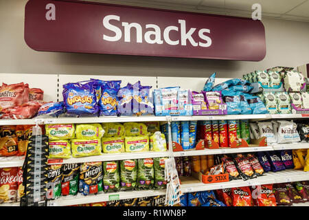 London England, Großbritannien, Großbritannien Großbritannien, Lambeth South Bank, Sainsbury's Lebensmittelgeschäft Supermarkt, Lebensmittelgeschäft, Inneneinrichtung, Snacks, Chips, Pota Stockfoto