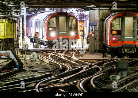 London England, Großbritannien, Lambeth South Bank, U-Bahn-Station Waterloo, U-Bahn-Station Waterloo, U-Bahn-Linie, U-Bahn-Zug, Eisenbahnzusammenführung, Großbritannien, GB, Englisch, Europ Stockfoto