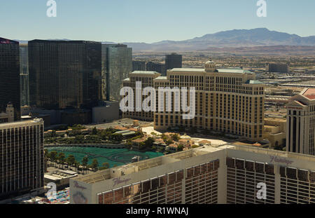 LAS VEGAS, NV, USA - 15. September 2018: Downtown, Las Vegas Strip, ein Blick auf den Las Vegas Boulevard und einige Hotel - Kasinos von Achterbahn, tagsüber. Stockfoto