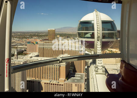 LAS VEGAS, NV, USA - 15. September 2018: Downtown, Las Vegas Strip, ein Blick auf den Las Vegas Boulevard und einige Hotel - Kasinos von Achterbahn hohe Roll Stockfoto