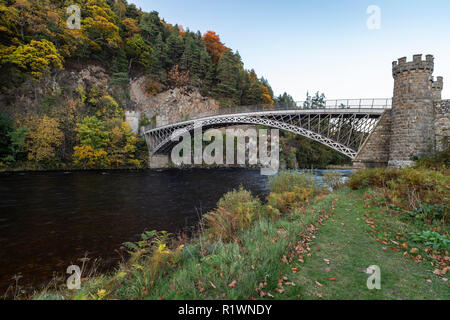 Thomas Telfords Craigellachie Brücke über den River Spey in Schottland. Stockfoto