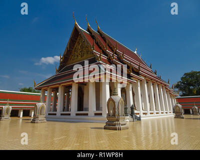 Tempel in Bangkok mit glänzenden braunen Bodenfliesen an einem sonnigen Tag Stockfoto