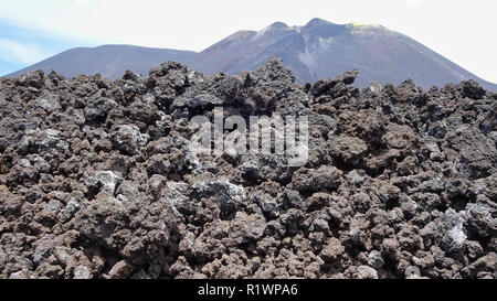 Vulkanischen Felsen vom Ätna in Italien mit Berg im Hintergrund Stockfoto