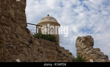 Ein Wachturm mit einem runden Kuppel einer Festung auf einem dicken Mauer aus Stein Stockfoto