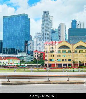 Singapur business district mit moderner Architektur, Restaurants und Wolkenkratzer von der Autobahn Stockfoto