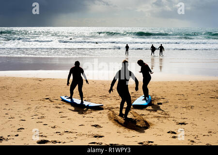 Surfen lernen Sie Surfen am Strand. Portugal Stockfoto