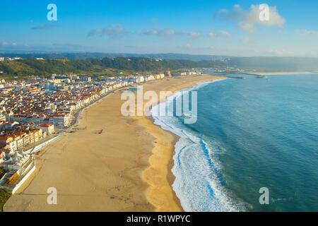 Luftaufnahme von Nazare Strand und auf die Stadt bei Sonnenuntergang. Portugal Stockfoto