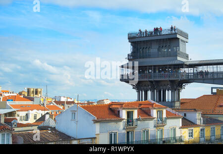 Menschen in touristischer Sicht Elevador de Santa Justa Stadtbild über Lissabon, Portugal Stockfoto