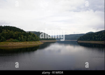 Nebligen Landschaft in Sösestausee, Riefensbeek-Kamschlacken,Harz,Germany.Sösestausee Im Nebel Und Regen, Harz. Stockfoto