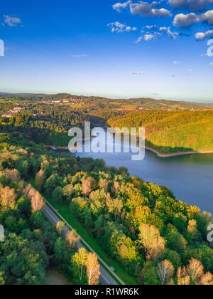 Solinskie See in Bieszczady Gebirge in Sunrise Licht. Antenne, drone Fotografie. Stockfoto