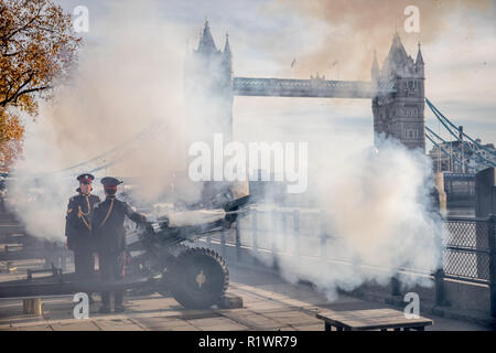 London, Großbritannien. 14. Nov 2018. Tower von London Royal Böllerschüssen 70. Geburtstag von Seiner Königlichen Hoheit, des Prinzen von Wales. Credit: Guy Corbishley/Alamy leben Nachrichten Stockfoto