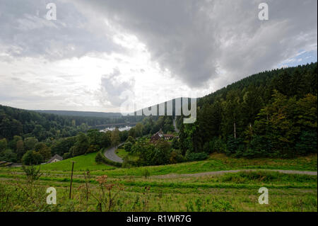 Nebligen Landschaft in Sösestausee, Riefensbeek-Kamschlacken,Harz,Germany.Sösestausee Im Nebel Und Regen, Harz. Stockfoto