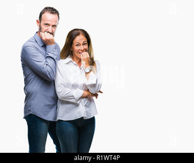 Mittleres Alter hispanic Paar über isolierte Hintergrund gestresst und nervös mit den Händen auf den Mund Beißen Nägel. Angst problem. Stockfoto