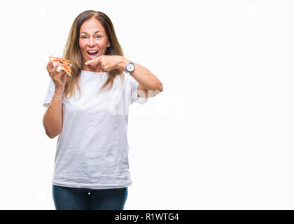 Mittleres Alter Hispanic Frau essen Pizza über isolierte Hintergrund sehr glücklich zeigte mit Hand und Finger Stockfoto