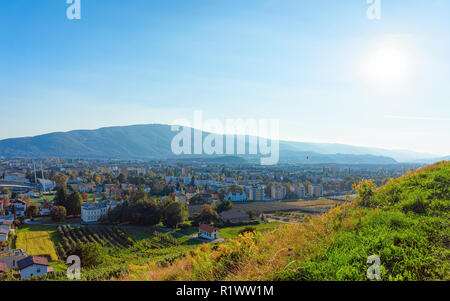 Weg Weinberge auf dem Hügel und das Stadtbild von Maribor, untere Steiermark, in Slowenien Stockfoto