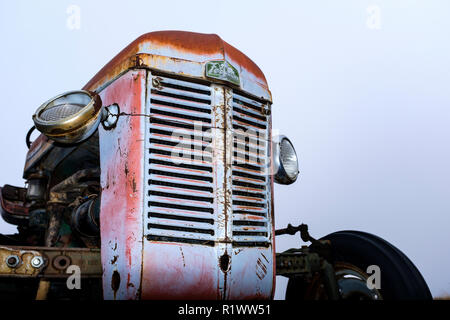 Massey Ferguson 35 Traktor Vorderansicht, blasse graue Farbe mit Patina durch Nebel Silhouette Stockfoto