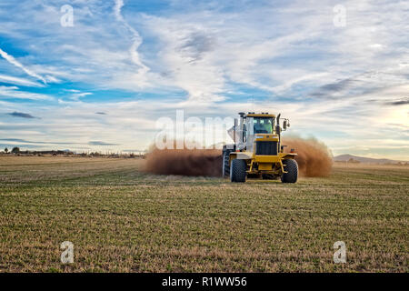 Lkw Verbreitung Gülle Stockfoto