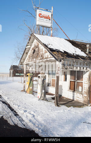 Geschlossene Tankstelle in ländlichen Westen mit verwittertes Holz weiße Gebäude und 2 50 im Stil der Pumpen Stockfoto