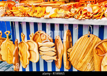 Schneidbretter aus Holz und andere Küche Zubehör zum Verkauf an einem der Stände während der Weihnachtsmarkt im Winter Riga in Lettland. Stockfoto