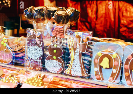 Kiosk mit Süßigkeiten und Lebkuchen Souvenirs in den traditionellen europäischen Weihnachtsmarkt im Winter Riga in Lettland. Stockfoto