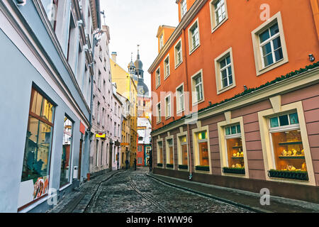 Sunlit engen Straße. Touristische Attraktion, historische Sehenswürdigkeit im Winter Riga in Lettland. Stockfoto