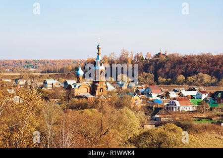 Landschaft der Stadt Borovsk im Herbst in Russland. Stockfoto