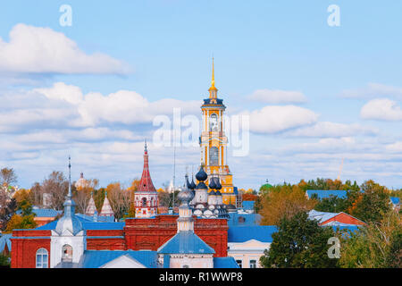 Stadtbild mit Kirchen in Schladming Stadt in der Oblast Wladimir in Russland. Stockfoto