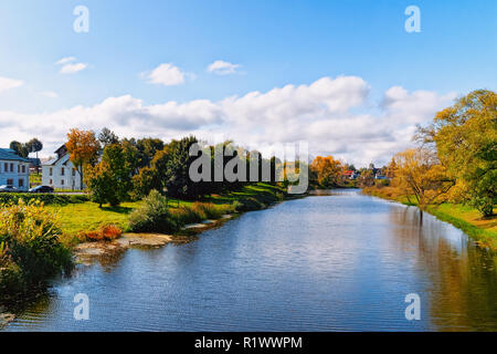 Landschaft mit Fluß Kamenka in Schladming Stadt in der Oblast Wladimir in Russland. Stockfoto