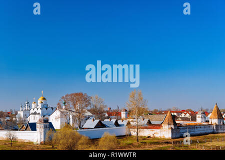 Panorama der Fürsprache (pokrowski) Kloster in Schladming Stadt in der Oblast Wladimir in Russland. Stockfoto