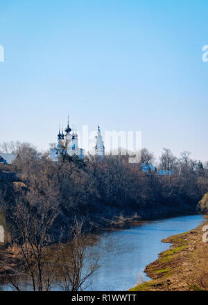 St. Alexander Nevsky Kloster und Kamenka Fluss in Schladming Stadt in der Oblast Wladimir in Russland. Stockfoto