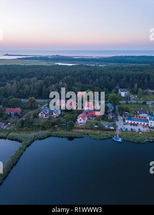 Schönen Sonnenuntergang über der Mündung der Weichsel in Danzig. Sommer Sonnenuntergang über dem Meer und Fluss und kleinen Dorf. Stockfoto