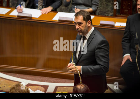 Minister des Innern Christophe Castaner beobachtet, als er während einer Sitzung der Fragen zur Regierung in der Nationalversammlung. Stockfoto
