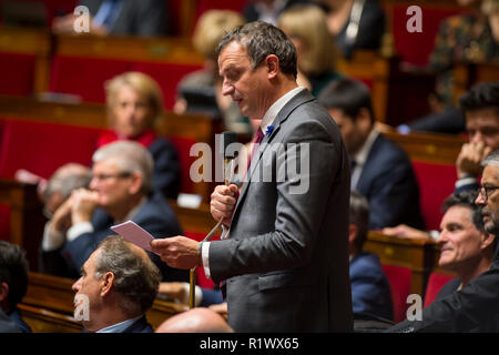 Mitglied des französischen Versammlung beobachtet, als er während einer Sitzung der Fragen zur Regierung in der Nationalversammlung. Stockfoto