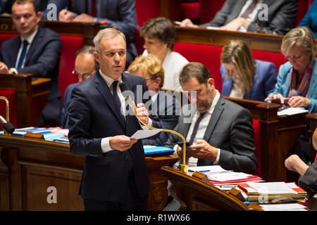 Minister für Ökologie Francois de Rugy beobachtet, als er während einer Sitzung der Fragen zur Regierung in der Nationalversammlung. Stockfoto