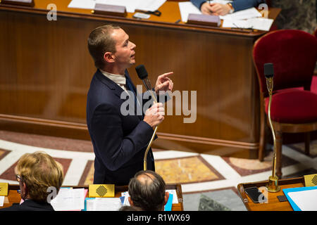 Staatssekretär mit dem Sekretär der Aktion und der öffentlichen Konten Olivier Dussopt beobachtet, als er während einer Sitzung der Fragen zur Regierung in der Nationalversammlung. Stockfoto