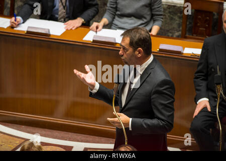 Minister des Innern Christophe Castaner beobachtet, als er während einer Sitzung der Fragen zur Regierung in der Nationalversammlung. Stockfoto