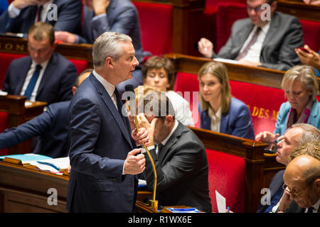 Minister der Wirtschaft Bruno Le Maire beobachtet, als er während einer Sitzung der Fragen zur Regierung in der Nationalversammlung. Stockfoto