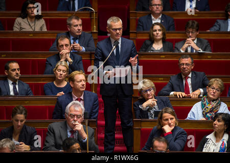 Mitglied des französischen Versammlung beobachtet, als er während einer Sitzung der Fragen zur Regierung in der Nationalversammlung. Stockfoto